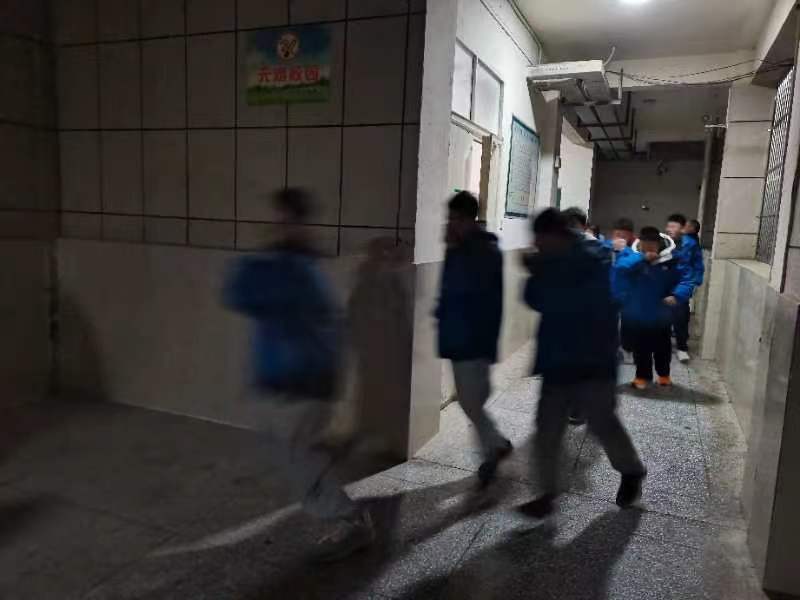 学生有序撤离4.jpg