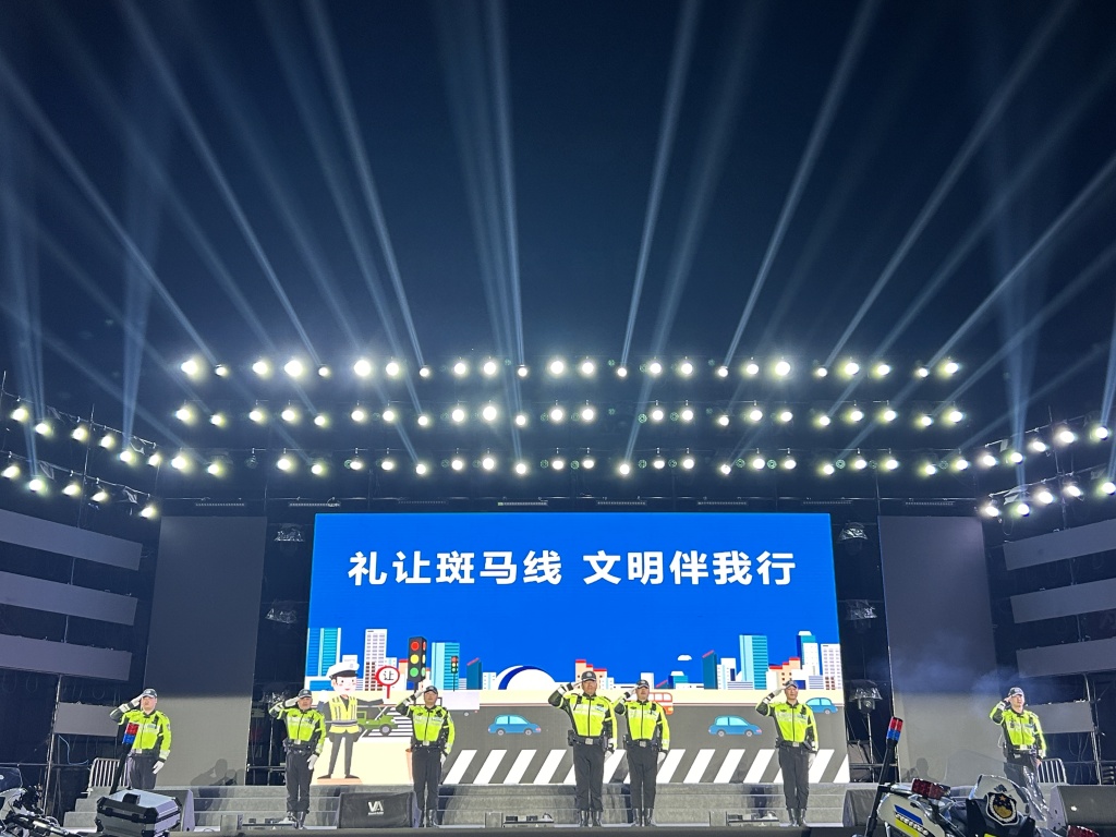 交通手势.jpg 交通手势.jpg