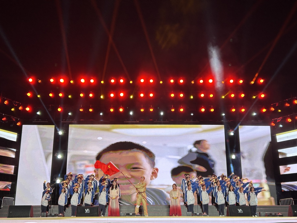 灯火里的中国.jpg 灯火里的中国.jpg