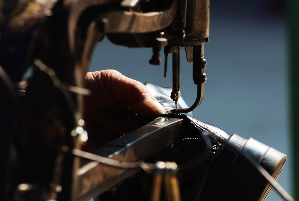 致敬平凡劳动者梅师傅补鞋修锁40余年