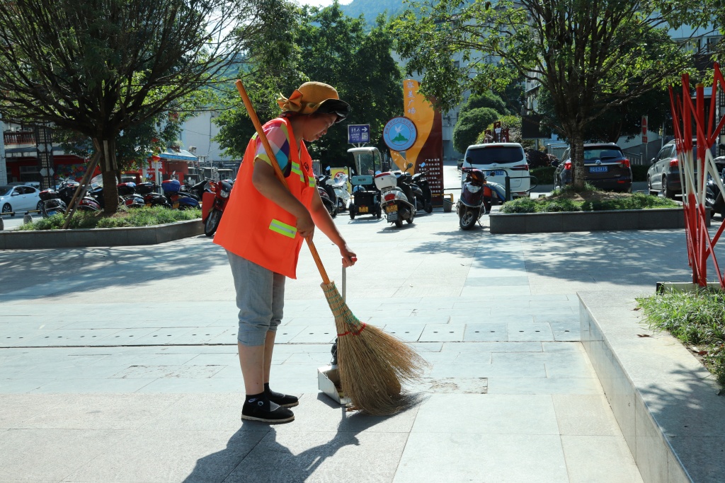 烈日下环卫工人坚守岗位守护城市洁净