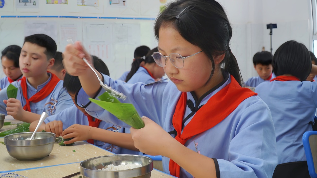 习俗和意义,用看得见,摸得着的方式,增强学生们对中华民族传统文化