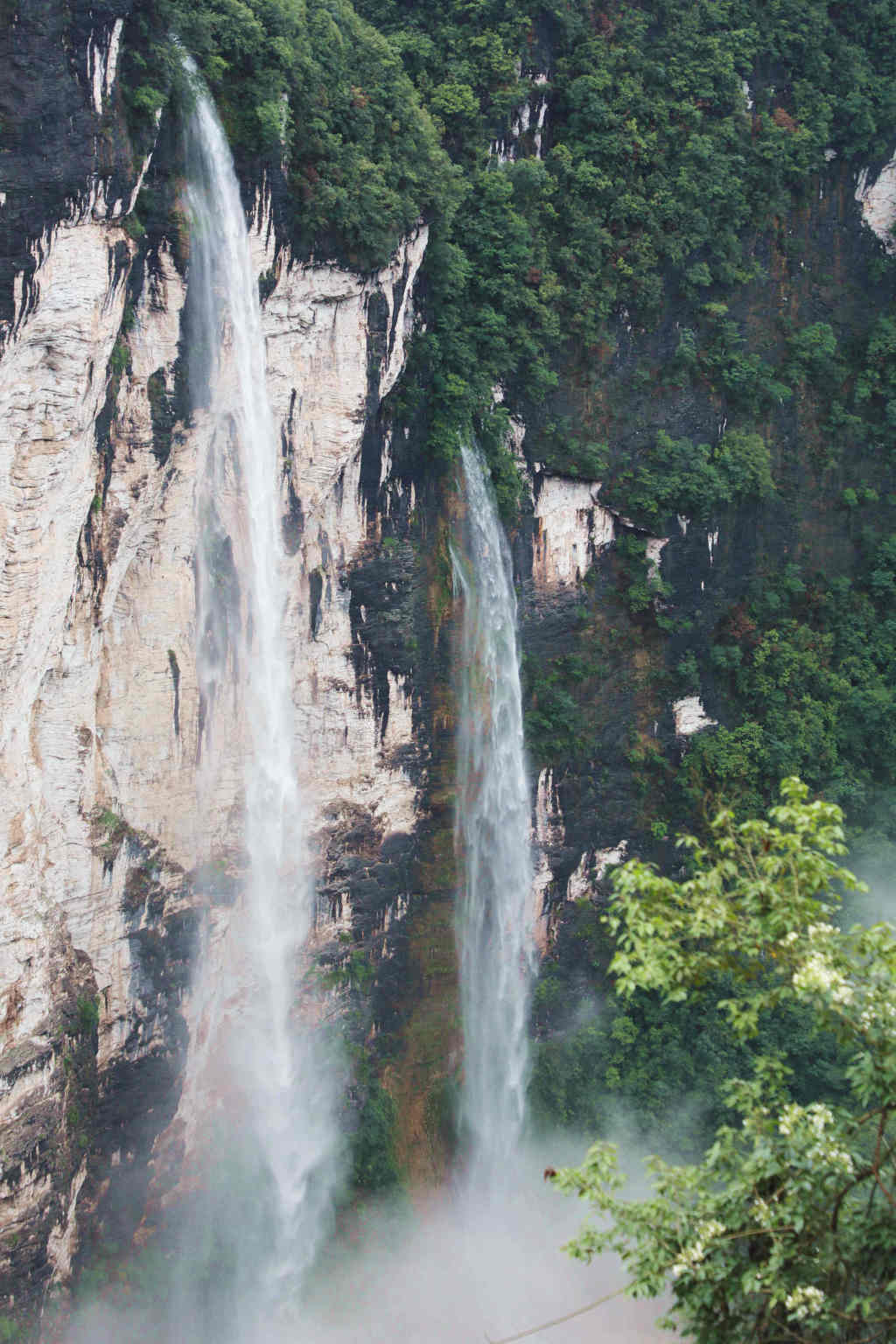 湖北鹤峰雕崖图片