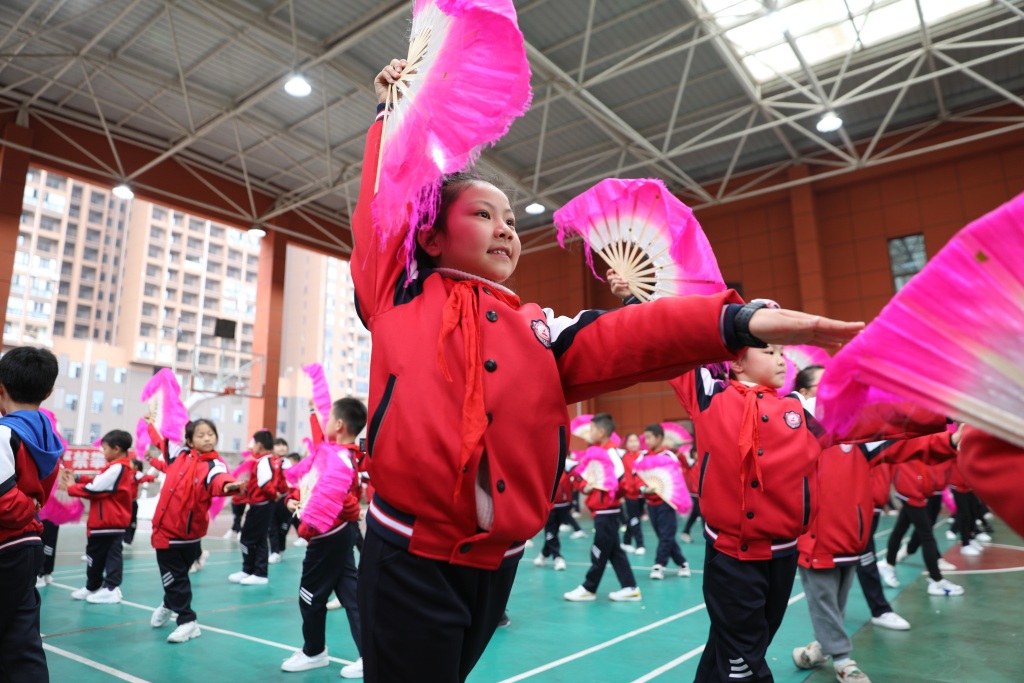 鹤峰县思源实验学校少年宫的学生们在练习花鼓灯.1.jpg