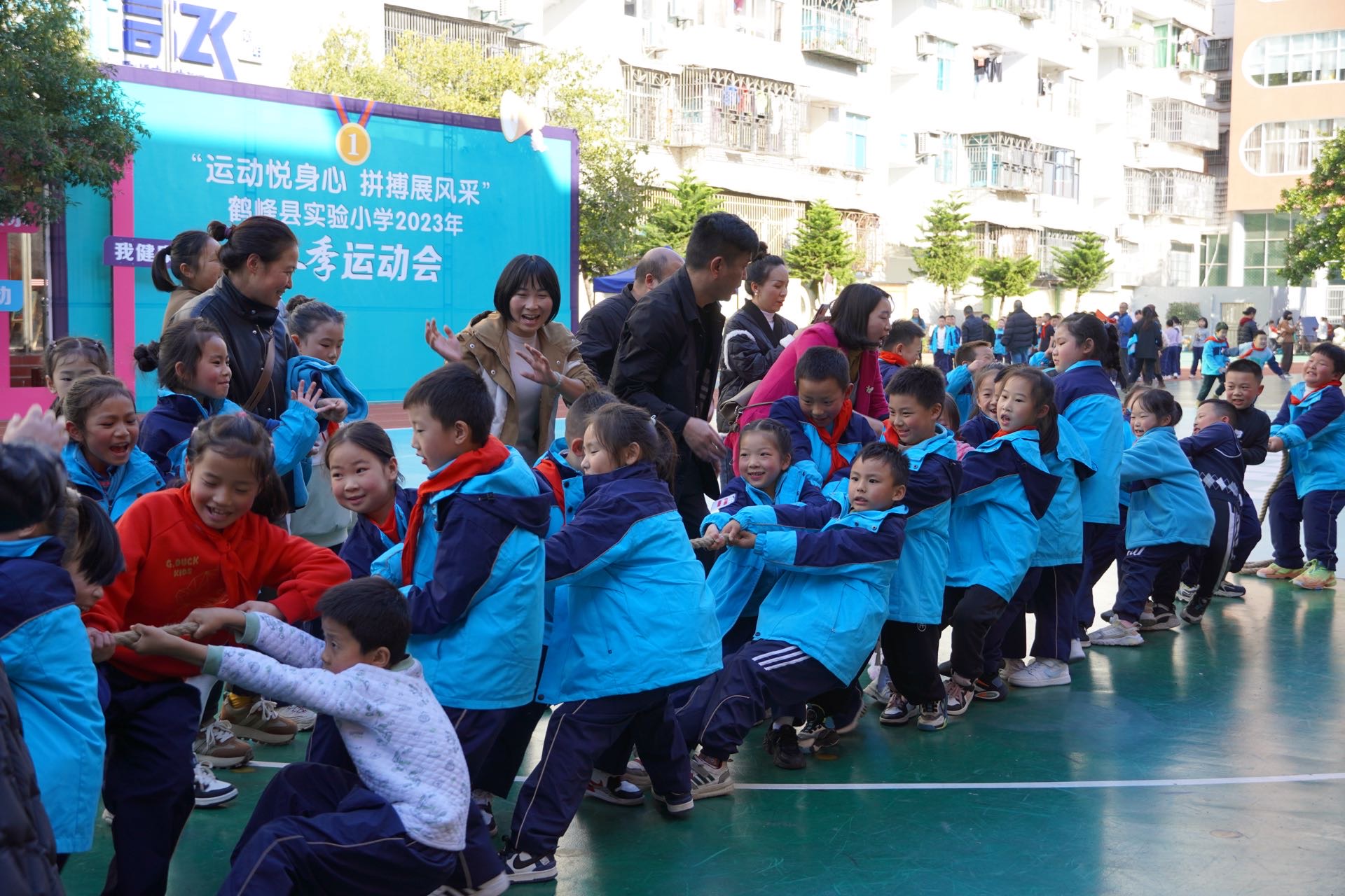 鹤峰县实验小学运动悦身心拼搏展风采