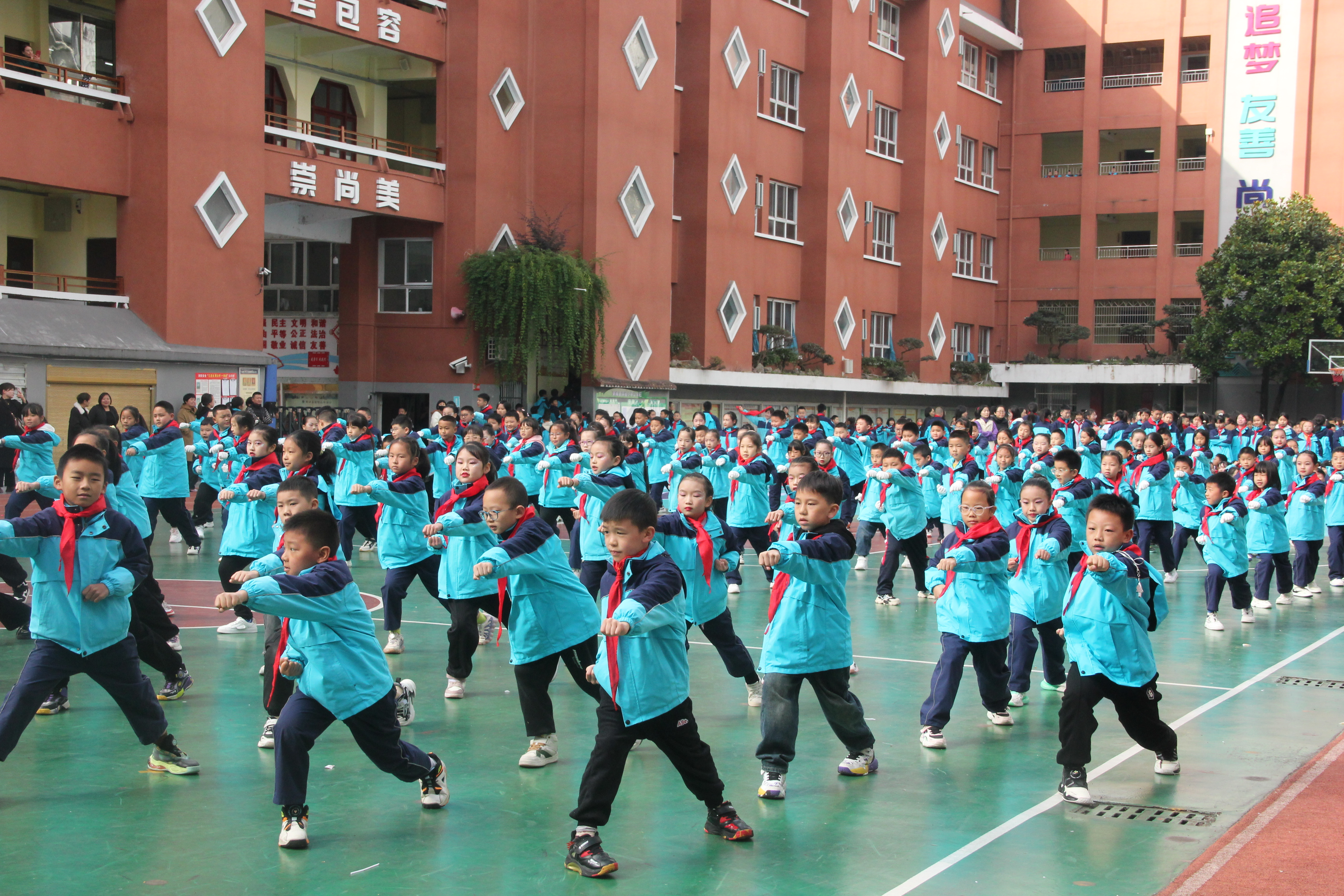 鹤峰县实验小学运动悦身心拼搏展风采