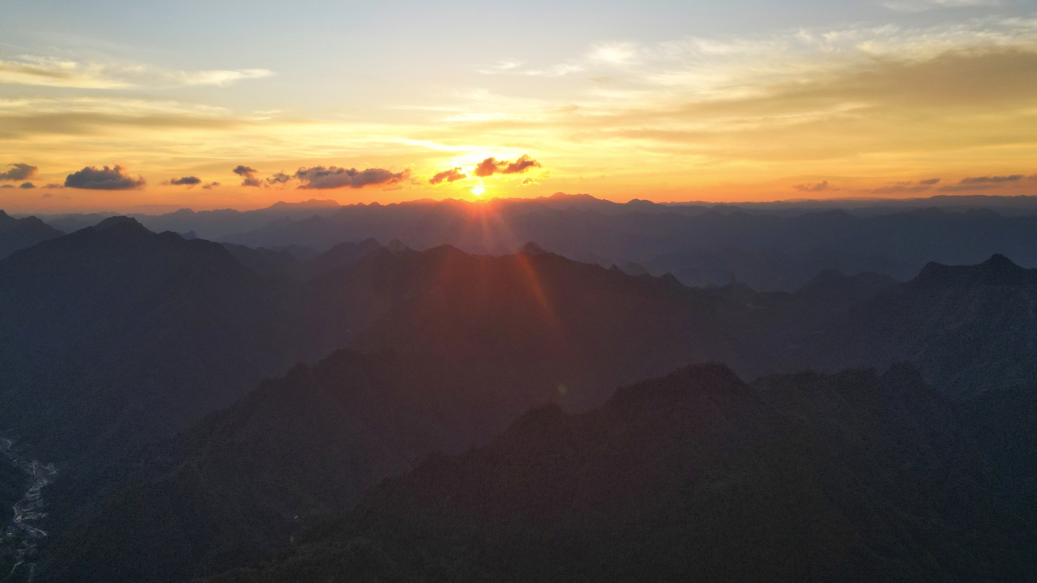 山上日落怎么拍出高级感 1605babfcb399ec96e4b63be82e2aafa.jpg!styleprocess35