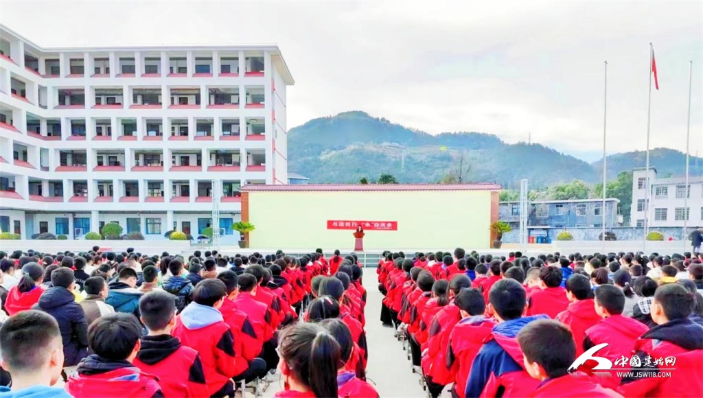 七里坪中学开展以逐梦青春与法同行为主题的法律知识讲座