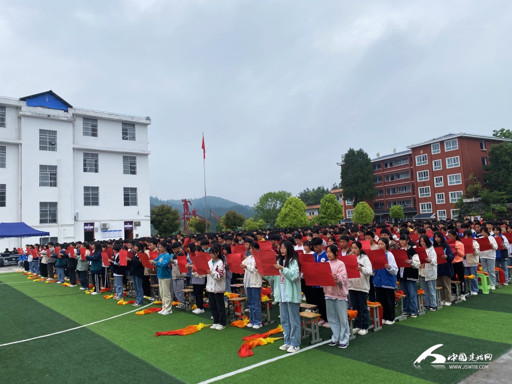 建始县革命老区建设促进会为大堰中学赠送《建始县革命老区发展史》