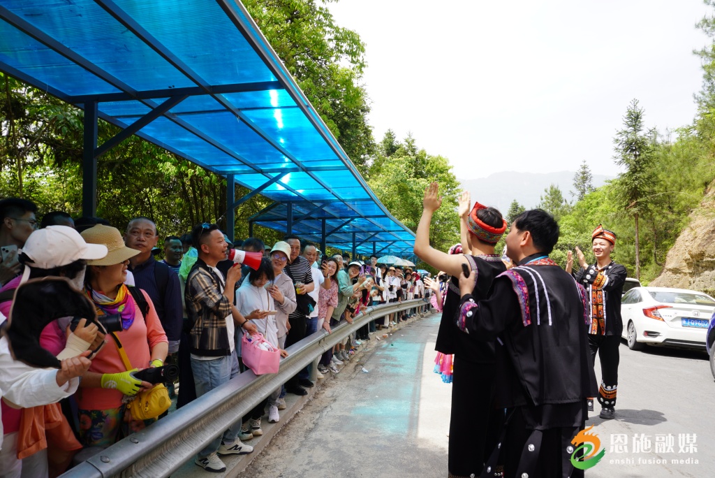 梭布垭石林景区沿线设置民俗表演互动活动.JPG