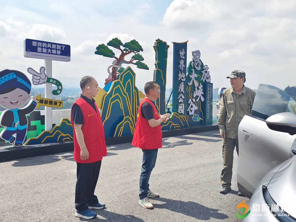 志愿服务者为自驾游客提供咨询服务2.jpg