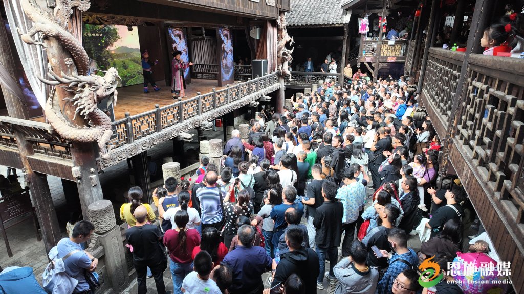 土司城景区游客在九进堂内观看文艺演出.jpg